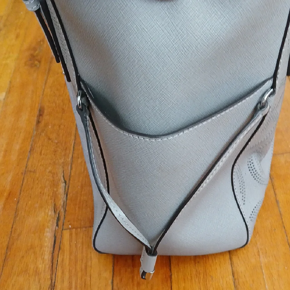 Michael Kors Voyager East West Tote - Picture 6 of 9